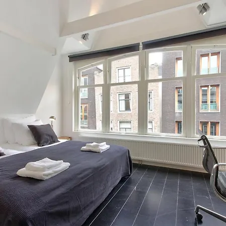 2 Bedroom Center Terrace Apartment *